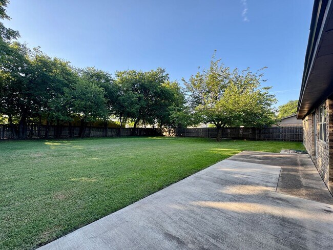 Building Photo - Updated Single Family Home | Midway ISD *L...