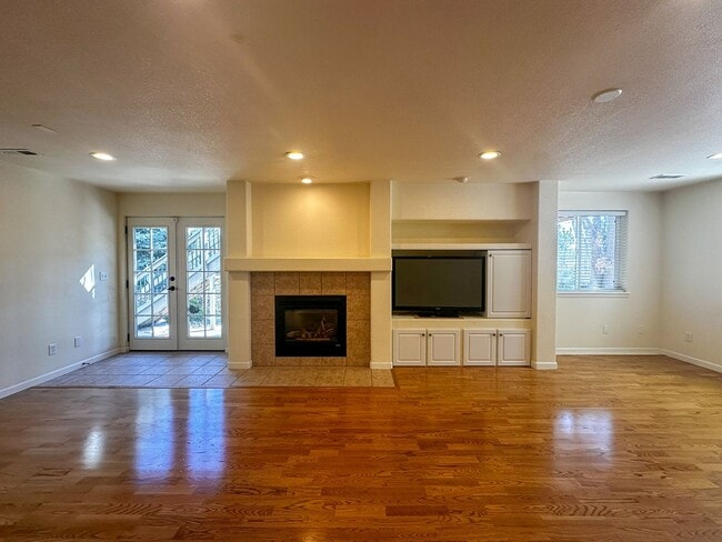 Building Photo - Luxurious Castle Pine living awaits!
