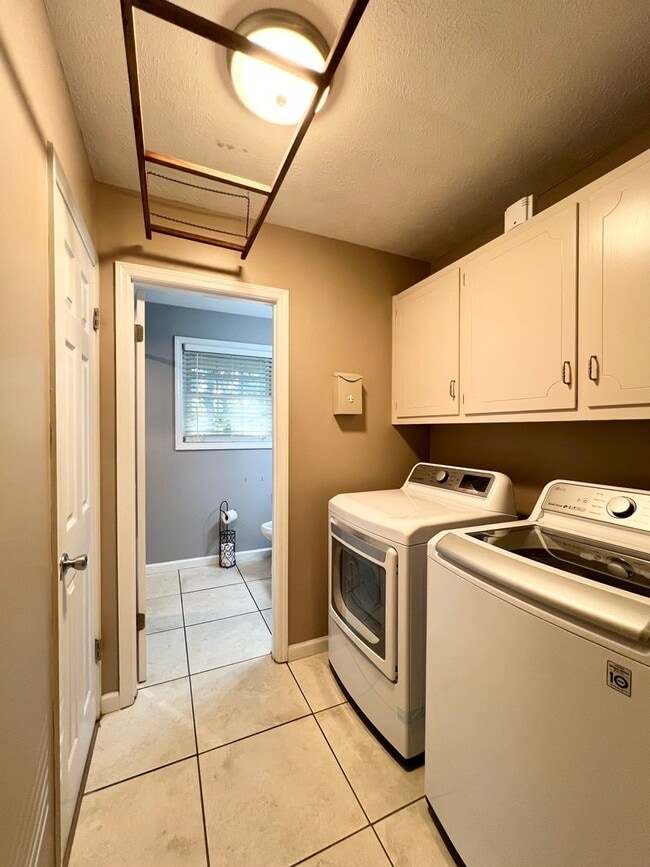 Building Photo - 3 bedroom 2 bath