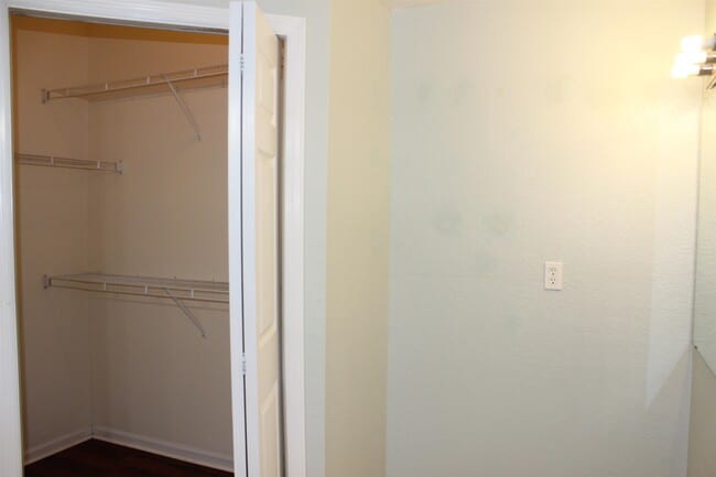 Building Photo - 2801 Chancellorsville Dr