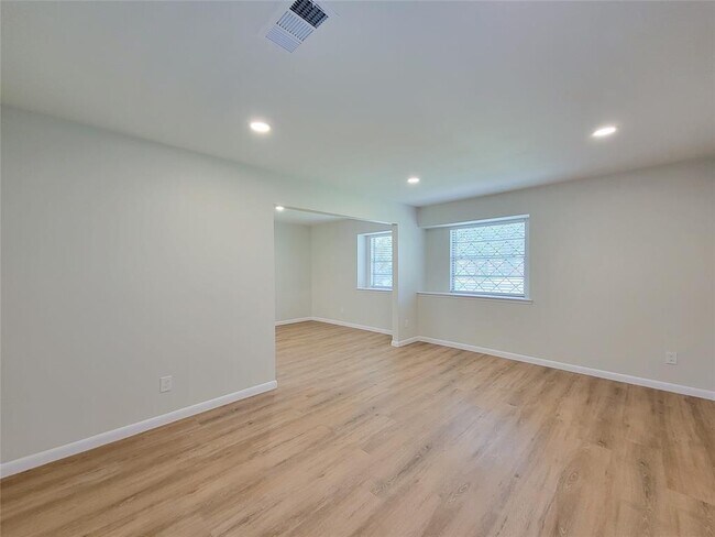 Building Photo - 25911 Maplewood Dr