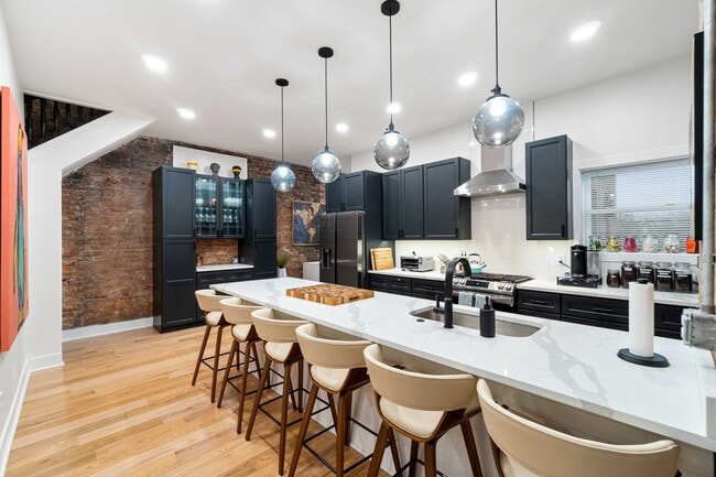 Building Photo - 6 Bed 4 bath Fully Furnished Oakland