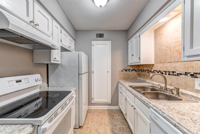 Building Photo - 521 Spring Dr