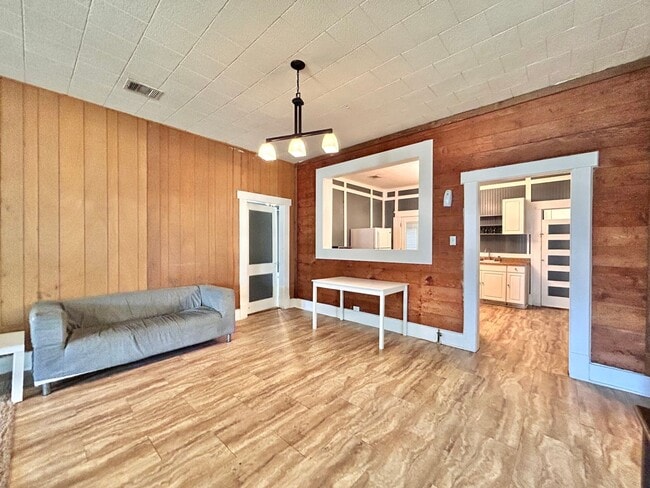 Building Photo - Inviting 2BR/1BA Single-Level Home with Po...