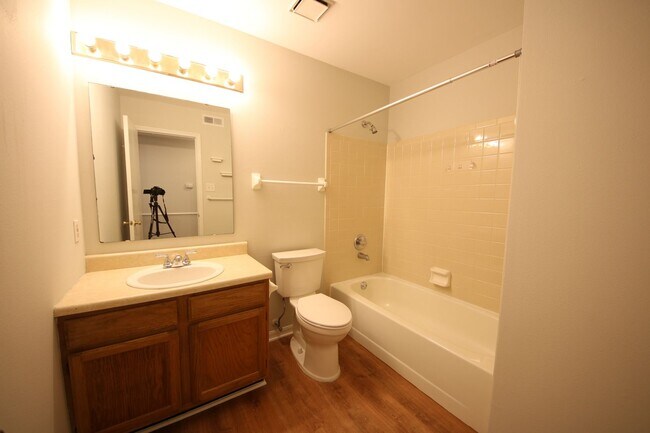 Building Photo - All Electric Second Floor Garden Condo for Rent in Wildwood