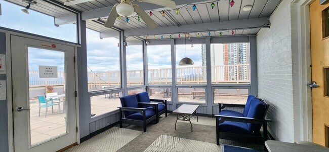 Building Photo - 6157 N Sheridan Rd