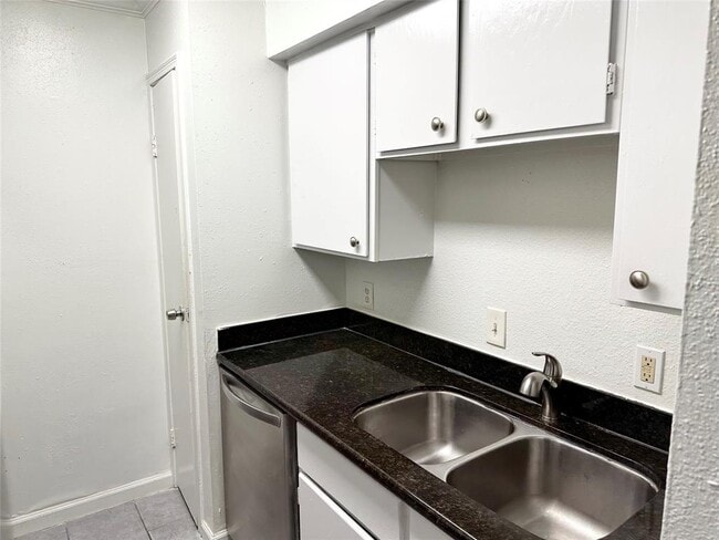 Building Photo - 12500 Sandpiper Dr