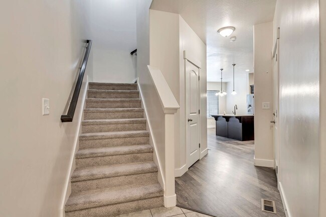 Building Photo - Gorgeous Three Bedroom Townhome; Herriman//
