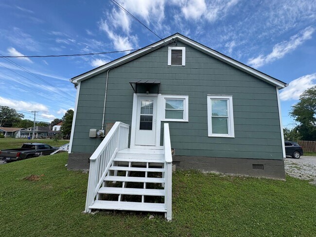 Building Photo - Two Bedroom Cottage!
