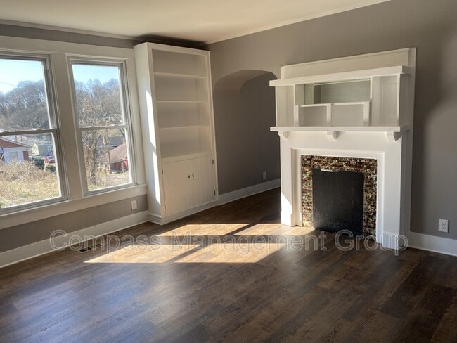 Building Photo - 1204 Valley Dr SW