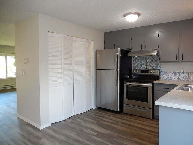 Building Photo - Federal way Duplex - 2 bedroom 1 bathroom ...