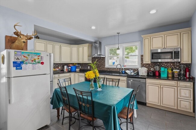 Building Photo - Single Family House For Lease steps from UMass Lowell and Downtown Lowell.