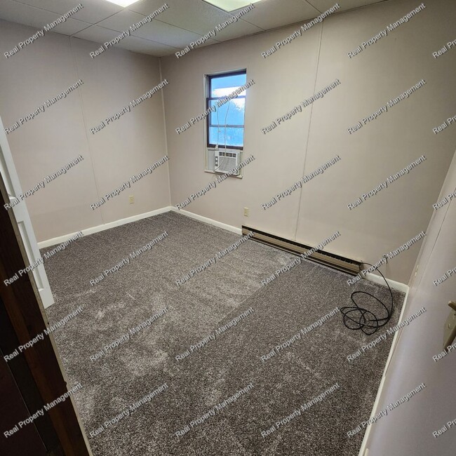 Building Photo - One Bedroom Second Floor Apartment