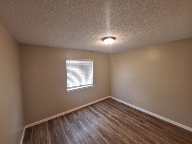 Building Photo - "Charming 2-Bed Apartment with Full Bath in Wichita's Heart!"  Hurry! Limited-Time Special: NO AP...