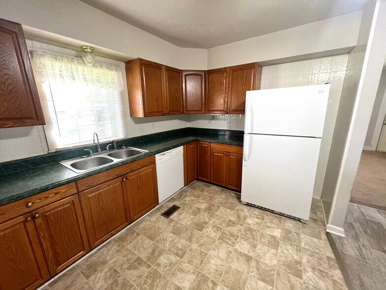 Kitchen - 671 Godley Rd