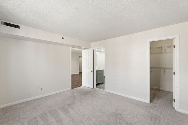 Building Photo - Updated 2BR Condo in Old Town Alexandria - 2 blocks to Metro