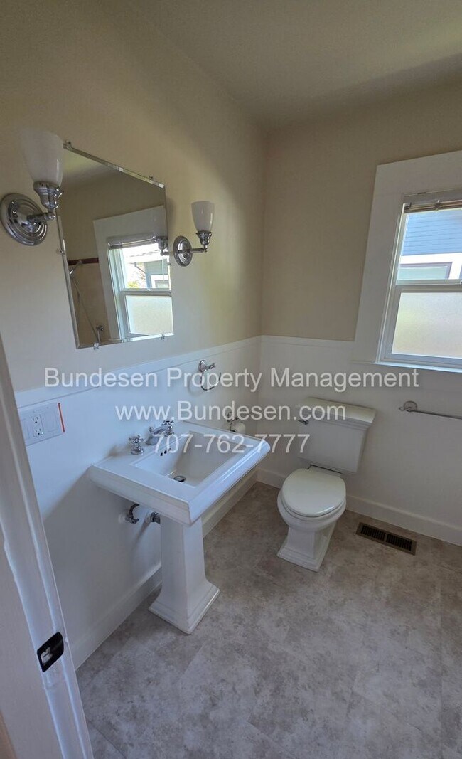 Building Photo - Charming Mid-Century Bungalow & Updated Co...