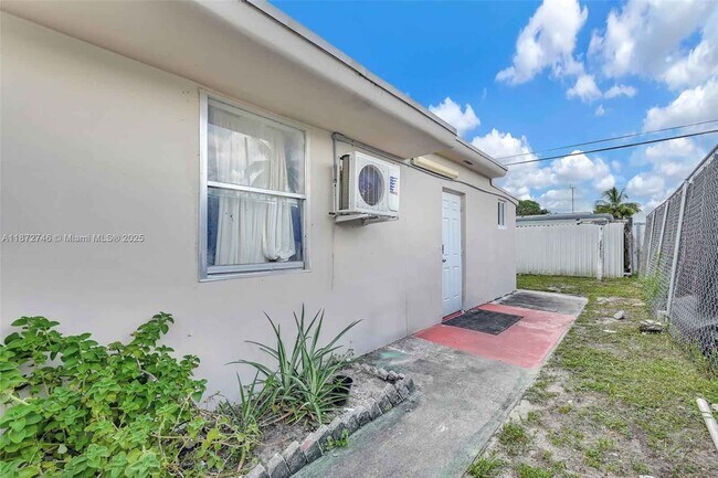 Building Photo - 6840 SW 26th Ct