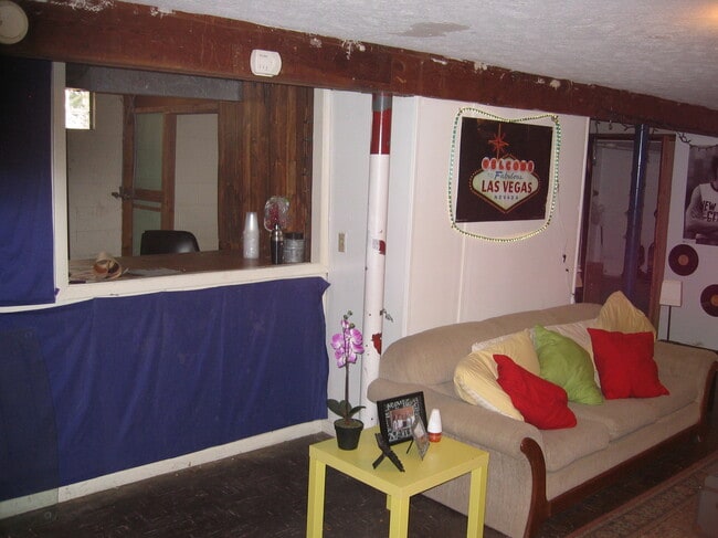 Building Photo - 526 Spartan Ave
