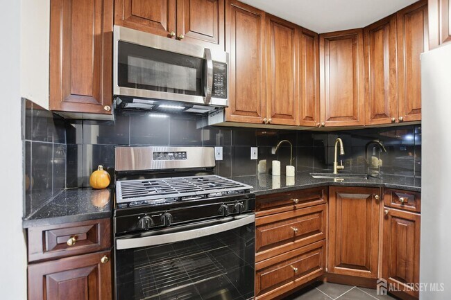 Building Photo - 71 College Dr