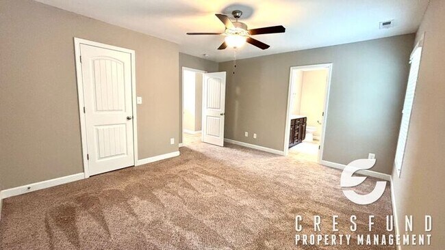 Building Photo - Spacious, Stylish & Close to It All – 3 Be...