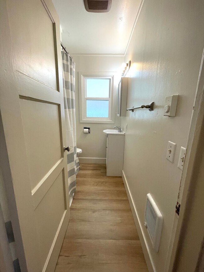 Building Photo - Spacious 2+ Bedroom Duplex Unit in Richlan...