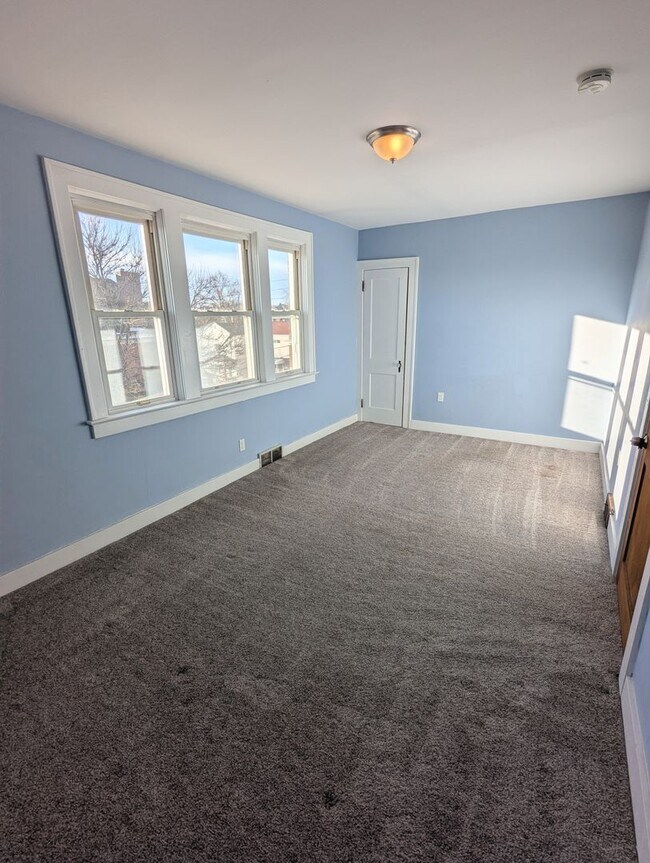 Building Photo - 3 Bedroom 1.5 Bathroom House (Greenfield)