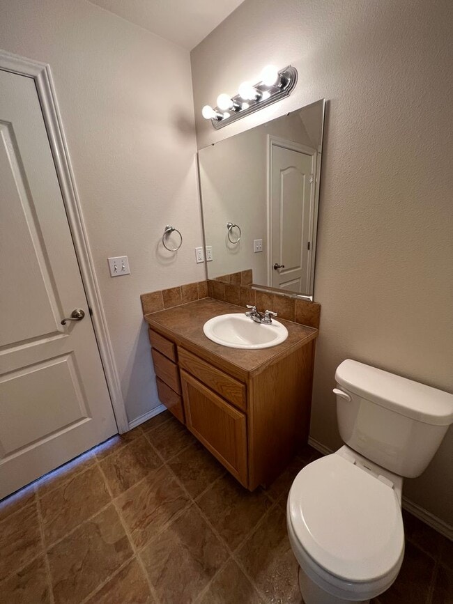 Building Photo - Lovely 4 bedroom (+ 2 living rooms) 2.5 ba...