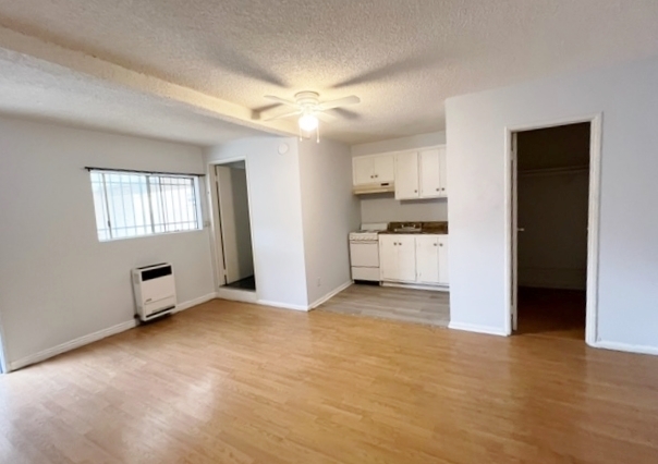 studio - 4553 W 116th St