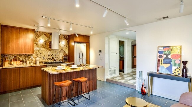 Building Photo - Downtown HB Furnished Flexible Term Rental