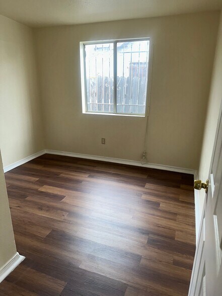 Building Photo - 427 E 98th St