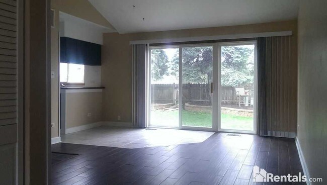 Living/dining area - 7463 Grant Cir
