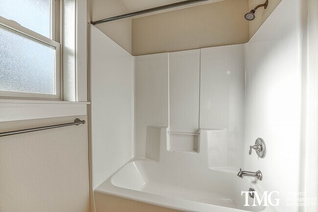 Building Photo - Stylish Beaverton Home with Built-ins, Open Layout & Private Backyard