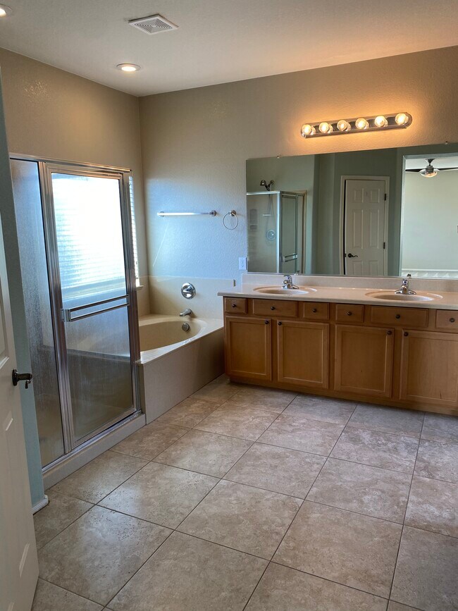 Building Photo - 18686 E Mockingbird Dr