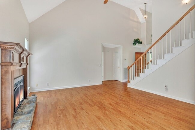 Building Photo - One acre lot with first floor suite in bea...
