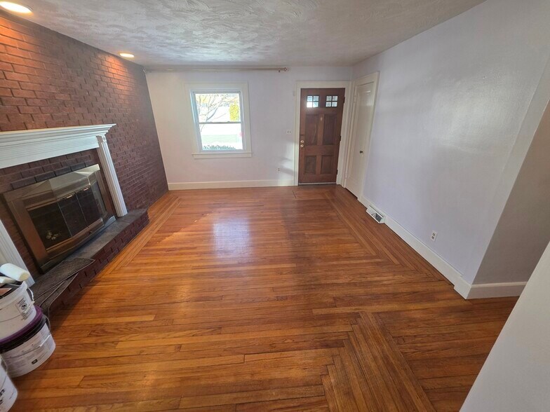 Building Photo - 19 Lakeview Ave