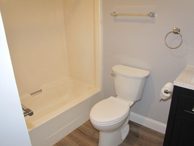 Building Photo - 1301 Bodwell Rd