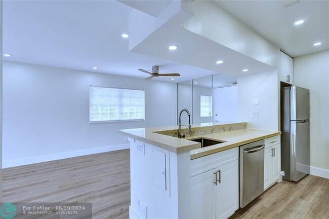 Building Photo - 1407 NE 56th St