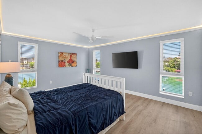 Building Photo - 8125 Crespi Blvd