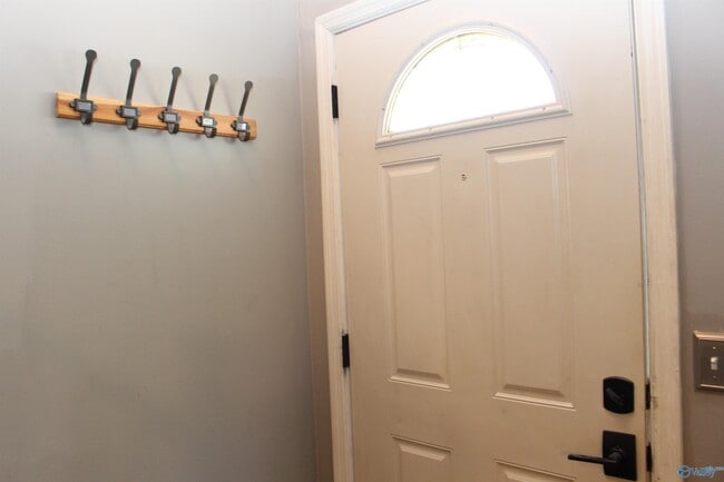 Building Photo - 101 Cresent Circle