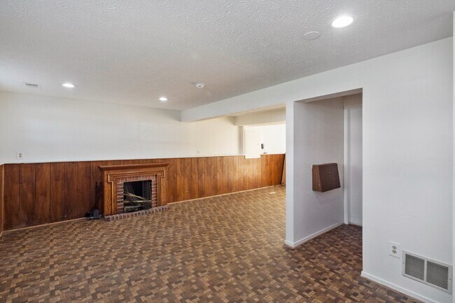 Building Photo - This beautiful well kept single-family hom...