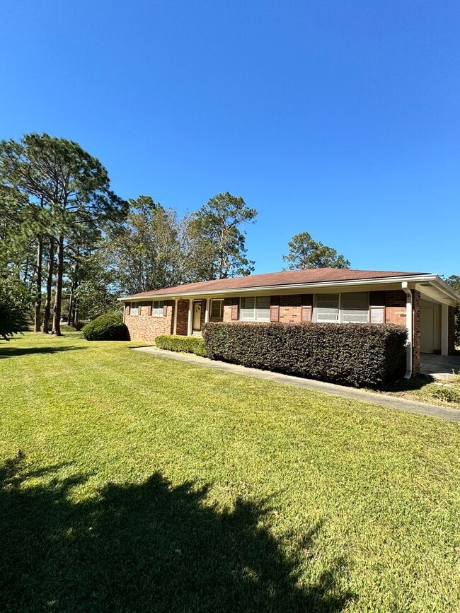 Building Photo - 3 Bed 2 Bath Brick Home