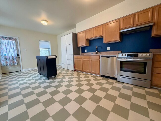 Building Photo - 3847 Spring Garden St