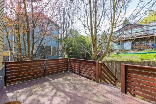 Building Photo - Luxury Three Bedroom Townhome in Johns Lan...