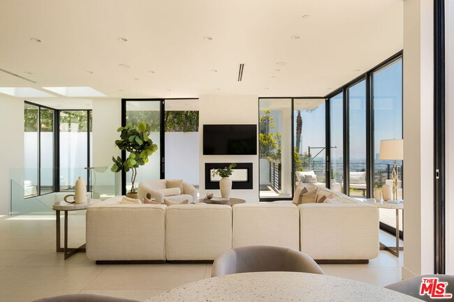 Building Photo - 1516 Forest Knoll Dr