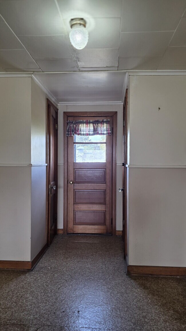 Building Photo - Large 2 Bedroom Upper Apartment in Menasha WI