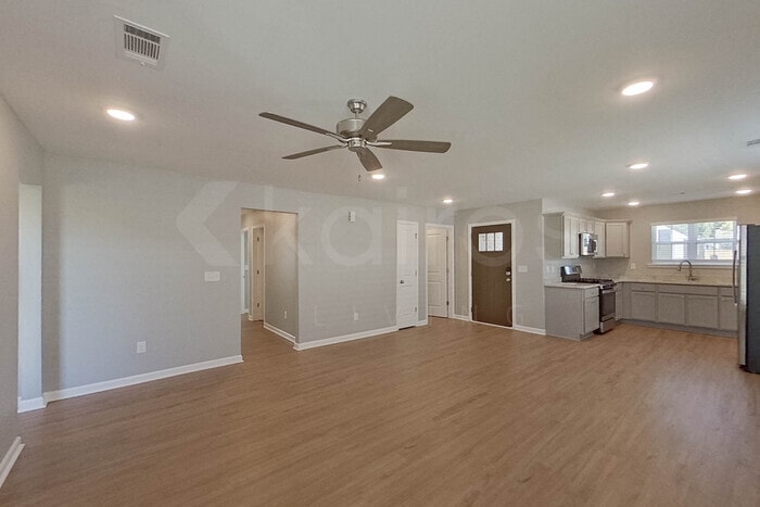 Building Photo - 133 Denise Dr