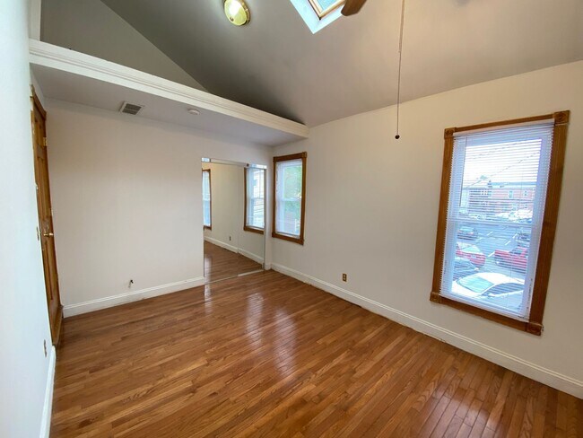 Building Photo - Highland 1557-1559 1557HSLLC