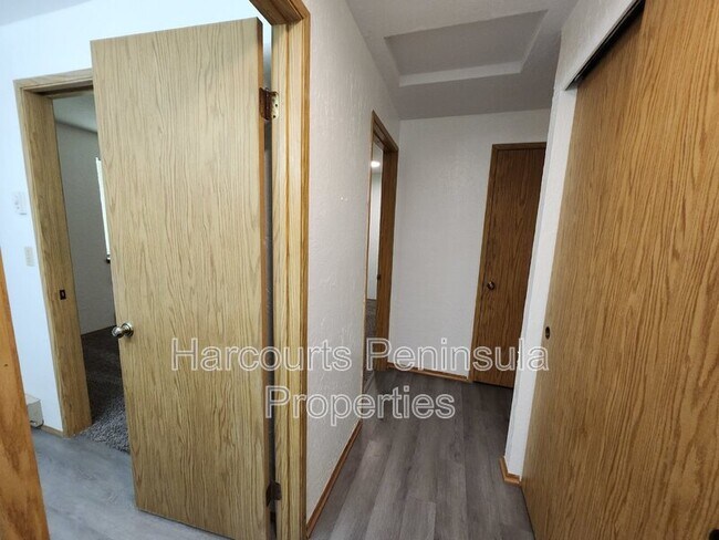 Building Photo - 6465 Lewis Dr NE