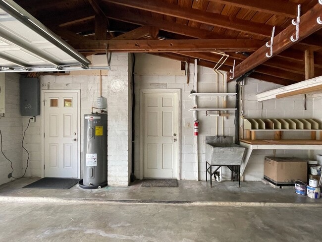 Building Photo - 6 month lease- AVAIL IN AUGUST- Immaculate...